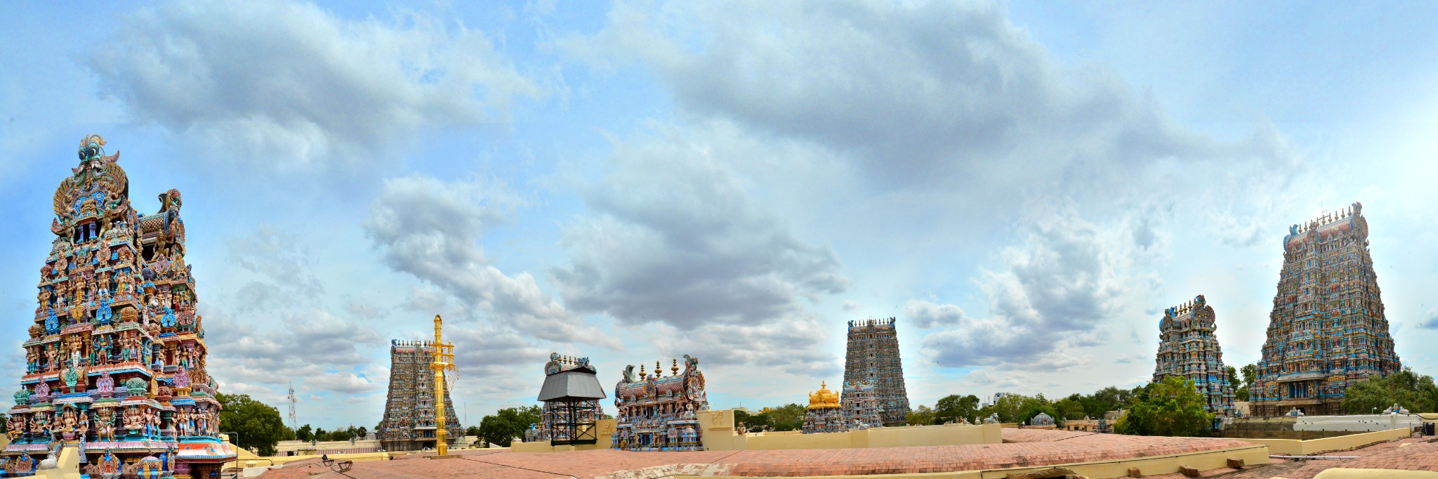 மதுரை மீனாட்சி அம்மன் கோவிலின் கோபுரங்கள்